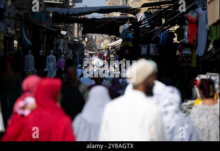 Kairo, Ägypten. Oktober 2024. Zahlreiche Menschen laufen durch den Khan Al-Khalili Basar. Bayerns Ministerpräsident Söder unternimmt eine dreitägige Reise nach Ägypten. Quelle: Sven Hoppe/dpa/Alamy Live News Stockfoto