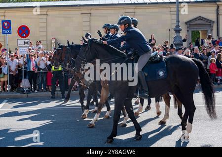 München, Trachten-und Schuetzenzug zum 189. Oktoberfest auf der Theresienwiese, Reiterstaffel Polizeipraesidium München *** München, Trachten und Parade zum 189. Oktoberfest auf der Theresienwiese, Münchner Polizeipräsidium Staffel Stockfoto