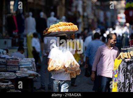 Kairo, Ägypten. Oktober 2024. Ein Mann geht mit Brot durch den Khan Al-Khalili Basar. Bayerns Ministerpräsident Söder unternimmt eine dreitägige Reise nach Ägypten. Quelle: Sven Hoppe/dpa/Alamy Live News Stockfoto