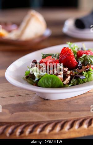 Erdbeersalat mit kandierten Nüssen und gemischtem Gemüse vertikal Stockfoto