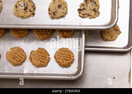 Pfannen mit rohem Schokoladenchip und Erdnussbutter-Keksenteig Stockfoto