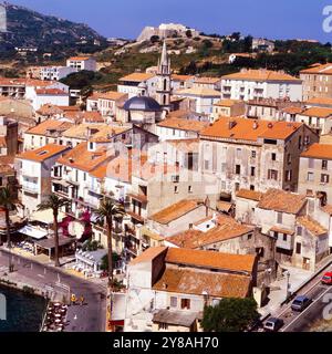 Blick auf die Altstadt von Calvi um die Kirche Eglise Sainte Marie de Calvi auf der Insel Korsika, um 1985. 90010000355 Stockfoto