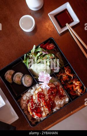 Draufsicht der vertikalen bento-Box im japanischen Stil Stockfoto