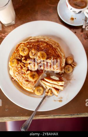 Blick von oben auf einen Stapel Pfannkuchen mit Bananen senkrecht Stockfoto