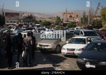 Oktober 2024, Masnaa (Libanon, Syrische Grenze Cr, Masnaa (Libanon, syrische Grenze CR, Libanon: Autos und Busse an der Grenze zwischen Libanon und Syrien am Donnerstag, als Menschen aufgrund der andauernden israelischen Luftangriffe flohen. (Kreditbild: © Timothy Wolfer/ZUMA Press Wire) NUR REDAKTIONELLE VERWENDUNG! Nicht für kommerzielle ZWECKE! Stockfoto