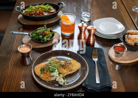 Das Abendessen wurde auf der Tischplatte verteilt Stockfoto