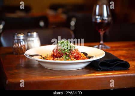 Eine Schüssel Spaghetti mit Fleischbällchen in einer flachen Schüssel Stockfoto