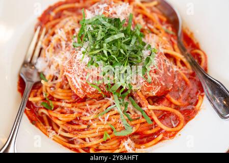 Blick von oben auf eine Schüssel mit Spaghetti und Fleischbällchen Stockfoto