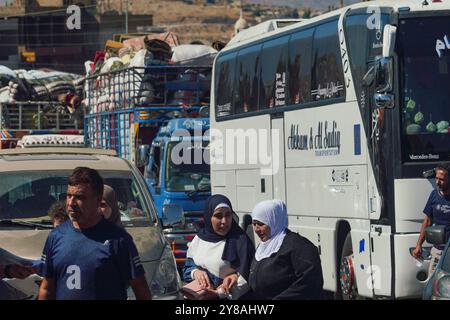 Oktober 2024, Masnaa (Libanon, Syrische Grenze Cr, Masnaa (Libanon, syrische Grenze CR, Libanon: Autos und Busse an der Grenze zwischen Libanon und Syrien am Donnerstag, als Menschen aufgrund der andauernden israelischen Luftangriffe flohen. (Kreditbild: © Timothy Wolfer/ZUMA Press Wire) NUR REDAKTIONELLE VERWENDUNG! Nicht für kommerzielle ZWECKE! Stockfoto