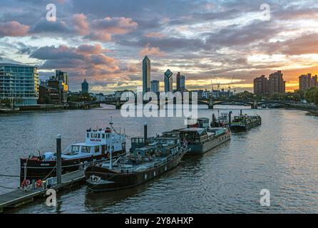 Blick über die Themse von der Albert Bridge zur Battersea Bridge Stockfoto