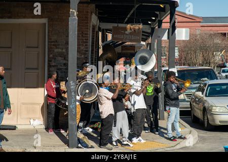 Blasband spielt in der Ecke im French Quarter New Orleans, LA Stockfoto