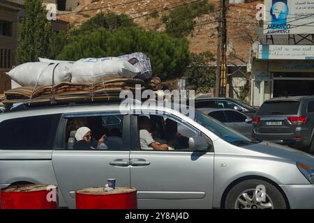 Oktober 2024, Masnaa (Libanon, Syrische Grenze Cr, Masnaa (Libanon, syrische Grenze CR, Libanon: Autos und Busse an der Grenze zwischen Libanon und Syrien am Donnerstag, als Menschen aufgrund der andauernden israelischen Luftangriffe flohen. (Kreditbild: © Timothy Wolfer/ZUMA Press Wire) NUR REDAKTIONELLE VERWENDUNG! Nicht für kommerzielle ZWECKE! Stockfoto