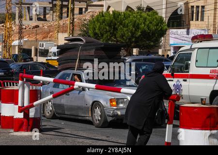 Oktober 2024, Masnaa (Libanon, Syrische Grenze Cr, Masnaa (Libanon, syrische Grenze CR, Libanon: Autos und Busse an der Grenze zwischen Libanon und Syrien am Donnerstag, als Menschen aufgrund der andauernden israelischen Luftangriffe flohen. (Kreditbild: © Timothy Wolfer/ZUMA Press Wire) NUR REDAKTIONELLE VERWENDUNG! Nicht für kommerzielle ZWECKE! Stockfoto