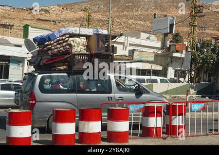 Oktober 2024, Masnaa (Libanon, Syrische Grenze Cr, Masnaa (Libanon, syrische Grenze CR, Libanon: Autos und Busse an der Grenze zwischen Libanon und Syrien am Donnerstag, als Menschen aufgrund der andauernden israelischen Luftangriffe flohen. (Kreditbild: © Timothy Wolfer/ZUMA Press Wire) NUR REDAKTIONELLE VERWENDUNG! Nicht für kommerzielle ZWECKE! Stockfoto