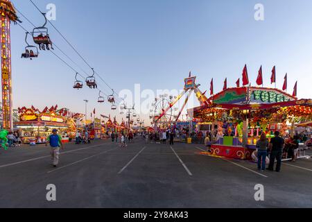 Fahrgeschäfte, Spiele und Händler auf dem Gelände der County Fair Stockfoto