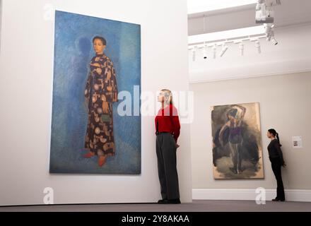 Kunstschaffende betrachten Sahara Longes Edwina (links) und Lynette Yiadom-Boakyes militanten Druck während einer Vorschau für Sotheby's £200 Millionen Kunstwerke Verkauf, zu denen Werke von Hockney, Warhol und Picasso gehören. Bilddatum: Freitag, 4. Oktober 2024. Stockfoto