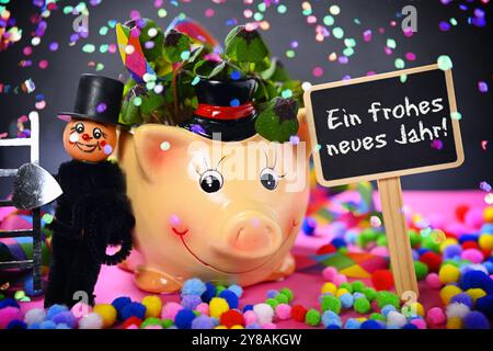 FOTOMONTAGE, Glücksschwein mit Kleeblättern, Schornsteinfeger Figur und Schild mit der Aufschrift Happy New Year! Mit Konfetti, FOTOMONTAGE, Glücksschw Stockfoto