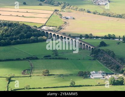 Eine Drohnenaufnahme des Arthington Viaduct auf der Bahnstrecke leeds-Harrogate in West Yorkshire, Nordengland, Großbritannien Stockfoto