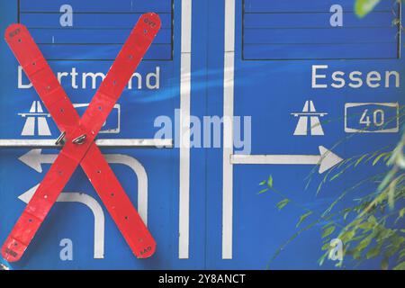 A 40 Autobahn in Bochum, bis November 2024 wegen Bauarbeiten vollständig gesperrt, überkreuztes Autobahnschild, Deutschland, Nordrhein-Westfalen, Ruhr sind Stockfoto