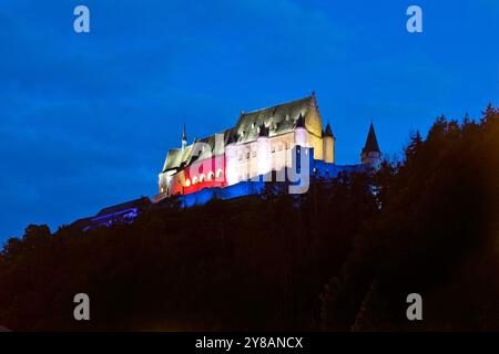 Schloss Vianden, beleuchtet in den Farben der Luxemburger Flagge für den Nationalfeiertag, Luxemburg, Kanton Vianden, Vianden Stockfoto