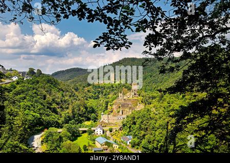 Blick auf die beiden Schlösser Oberburg und Niederburg von Manderscheid, Deutschland, Rheinland-Pfalz, Eifel, Manderscheid Stockfoto