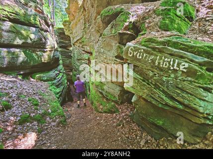 Tourist in der Schlucht Gruene Hoelle aus rotem Sandstein im Sauerschweiz bei Bollendorf, Deutschland, Rheinland-Pfalz, Naturpark Suedeifel, Irre Stockfoto