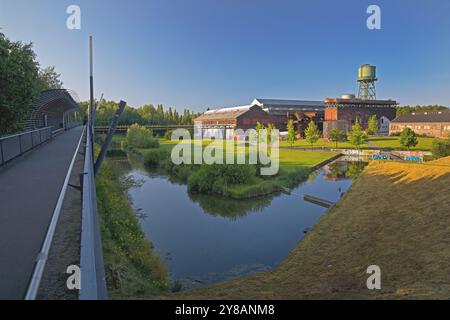 Fußgängerbrücke, Kanalsystem und Century Hall mit Wasserturm im Westpark, Deutschland, Nordrhein-Westfalen, Ruhrgebiet, Bochum Stockfoto