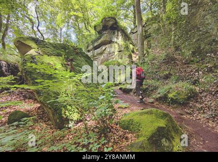 Frauen in einer imposanten Felsenlandschaft in einem natürlichen Wald, Luxemburgs kleine Schweiz, Luxemburg, kleine Luxemburgische Schweiz, Müllerthal Stockfoto