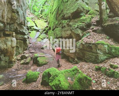 Frauen in einer imposanten Felsenlandschaft in einem natürlichen Wald, Luxemburgs kleine Schweiz, Luxemburg, kleine Luxemburgische Schweiz, Müllerthal Stockfoto