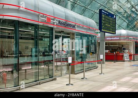 Flughafen Frankfurt, DB Travel Center und Information, zentrale Halle über dem Fernbahnhof, The Squaire, Deutschland, Hessen, Frankfurt am Mai Stockfoto