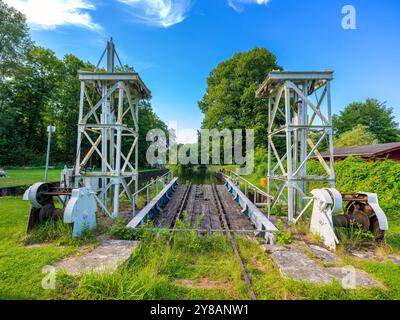 Anlegestelle der historischen Eisenbahnfähre mit verwachsenen Schienen an den Ufern der Havel, Deutschland, Brandenburg, Fürstenberg/Havel Stockfoto