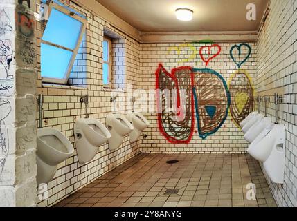 Öffentliche Männertoilette im Rathaus, Deutschland, Nordrhein-Westfalen, Ruhrgebiet, Bochum Stockfoto