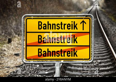 'FOTOMONTAGE, Schild mit der Aufschrift ''Eisenbahnstreik'' vor leeren Bahngleisen', FOTOMONTAGE, Schild mit Aufschrift Bahnstreik vor leer Stockfoto