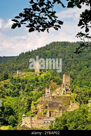 Blick auf die beiden Schlösser Oberburg und Niederburg von Manderscheid, Deutschland, Rheinland-Pfalz, Eifel, Manderscheid Stockfoto