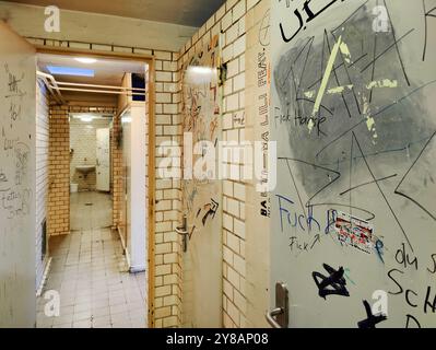 Öffentliche Männertoilette im Rathaus, Deutschland, Nordrhein-Westfalen, Ruhrgebiet, Bochum Stockfoto