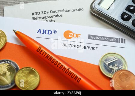 FOTOMONTAGE, Brief von ARD ZDF Deutschlandradio Beitragsservice und Kugelschreiber mit der Aufschrift Beitragssteigerung, symbolische Fotosteigerung Stockfoto