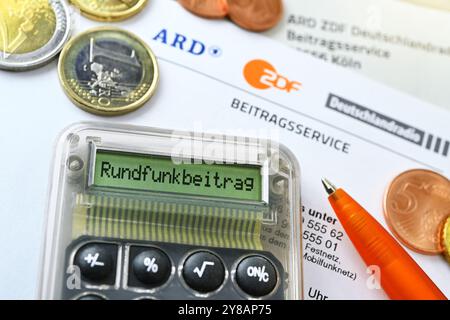 FOTOMONTAGE, Brief von ARD ZDF Deutschlandradio Beitragsservice mit Taschenrechner und Aufschrift Rundfunkbeitrag, symbolische Fotovergrößerung der Ru Stockfoto