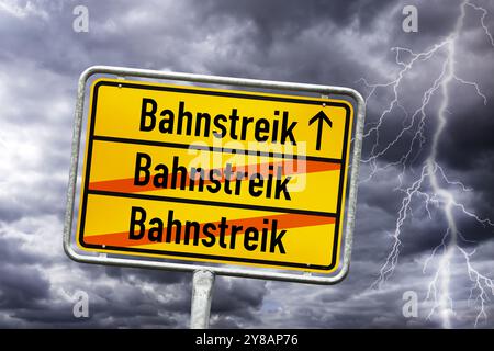 FOTOMONTAGE, Schild mit der Aufschrift Eisenbahnstreik gegen dunklen Himmel, FOTOMONTAGE, Schild mit Aufschrift Bahnstreik vor dunklem Himmel Stockfoto