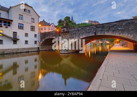 Stadtblick auf Vianden mit der alten Steinbrücke über den Fluss Our und dem Schloss am Abend, Luxemburg, Kanton Vianden, Vianden Stockfoto