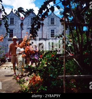 Touristen im Hof vom Saint Nicholas Abbey Herrenhaus in Saint Peter auf Barbados, um 1985. 90010000664 Stockfoto