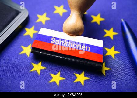 FOTOMONTAGE, Stempel mit russischer Flagge und Aufschrift Sanktionen auf EU-Flagge, EU-Sanktionen gegen Russland, FOTOMONTAGE, Stempel mit russischer Fahne un Stockfoto