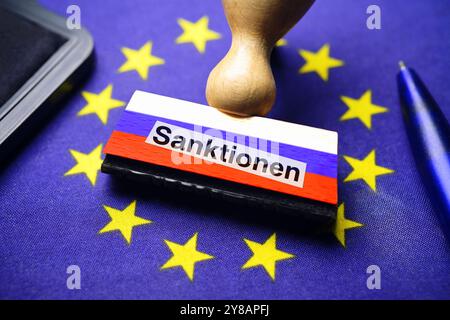 FOTOMONTAGE, Stempel mit russischer Flagge und Aufschrift Sanktionen auf EU-Flagge, EU-Sanktionen, FOTOMONTAGE, Stempel mit russischer Fahne und Aufschrift Sa Stockfoto