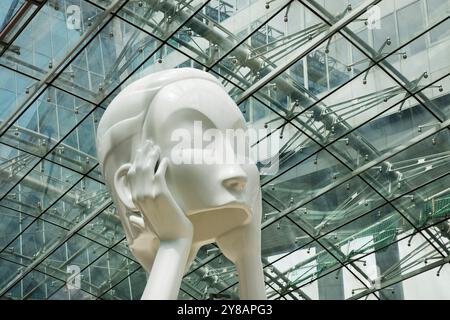 Flughafen Frankfurt, zentrale Halle über dem Fernbahnhof mit der Skulptur Immaterielles, der Squaire, Deutschland, Hessen, Frankfurt am Main Stockfoto