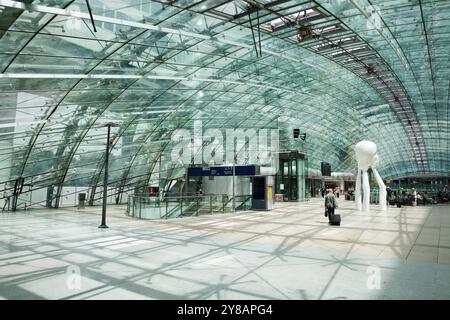 Flughafen Frankfurt, zentrale Halle über dem Fernbahnhof mit der Skulptur Immaterielles, der Squaire, Deutschland, Hessen, Frankfurt am Main Stockfoto