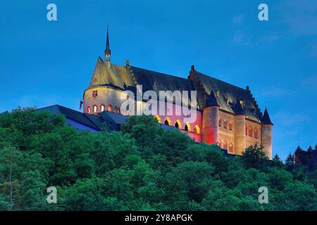 Schloss Vianden, beleuchtet in den Farben der Luxemburger Flagge für den Nationalfeiertag, Luxemburg, Kanton Vianden, Vianden Stockfoto