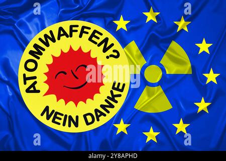 FOTOMONTAGE, Aufkleber mit der Aufschrift Nuclear Arms? - Nein danke an die EU-Flagge mit Radioaktivitätssymbol, FOTOMONTAGE, Aufkleber mit Aufschrift A Stockfoto