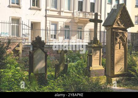 Alter Bonner Friedhof, Gräber vor Häusern, Deutschland, Nordrhein-Westfalen, Bonn Stockfoto