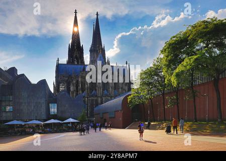 K Dom 35.tif, Heinrich-Boell-Platz mit Kölner Dom und Museum Ludwig, Deutschland, Nordrhein-Westfalen, Köln Stockfoto