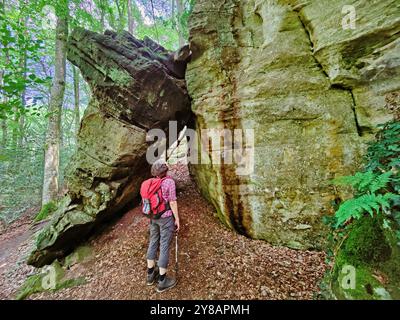 Frauen in Boulders in einer imposanten Felsenlandschaft in einem natürlichen Wald, Luxemburgs kleine Schweiz, Luxemburg, kleine Luxemburgische Schweiz, Mue Stockfoto