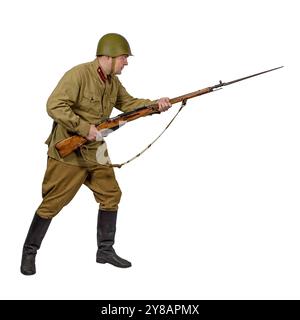 Sergeant der 10. NKWD-Gewehrdivision im Angriff. UDSSR. Der Zweite Weltkrieg. Isoliert auf weiß Stockfoto